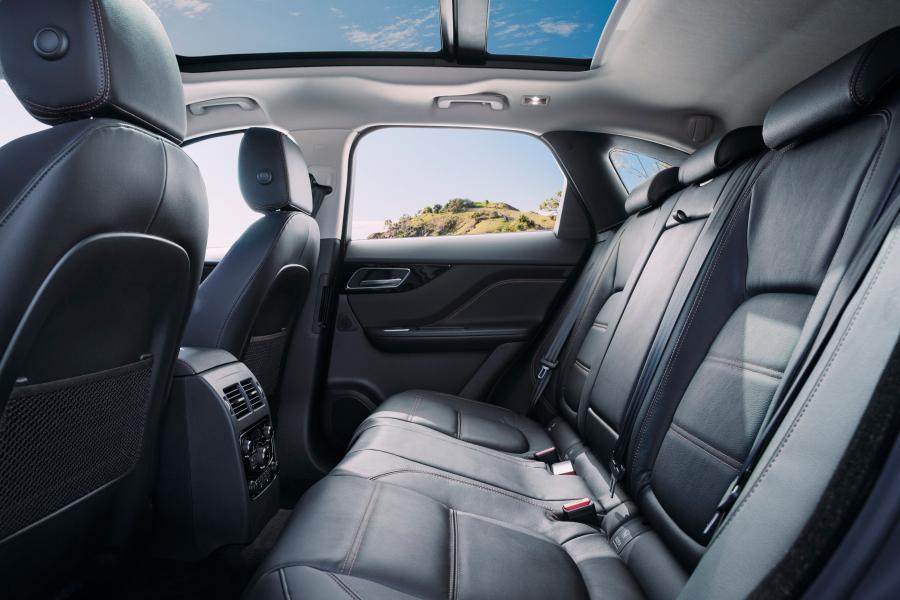 Интерьер Jaguar F-Pace 20d AWD Prestige 2016 года  (AU) (фото 12 из 21)